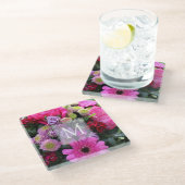 Personalisiertes Monogramm mit rosa und violetten Glasuntersetzer (Schrägansicht)