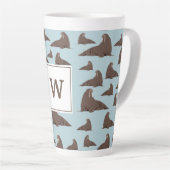 Personalisiertes Monogramm Niedliches Walrusmuster Milchtasse (Rechte Ecke)