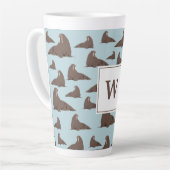 Personalisiertes Monogramm Niedliches Walrusmuster Milchtasse (Linke Ecke)