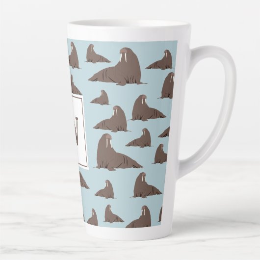 Personalisiertes Monogramm Niedliches Walrusmuster Milchtasse (Rechts)