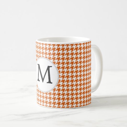 Personalisiertes Monogramm Orange-Hahnentrittmuste Kaffeetasse (VorderseiteRechts)