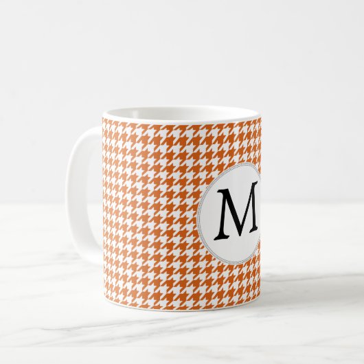 Personalisiertes Monogramm Orange-Hahnentrittmuste Kaffeetasse (Vorderseite Links)