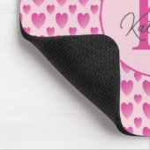 Personalisiertes Monogramm rosa Herzen Mousepad (Ecke)