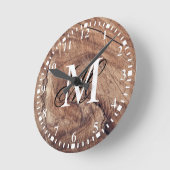 Personalisiertes Monogramm rustikales Holzkörndesi Runde Wanduhr (Winkel)