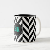 Personalisiertes Monogramm-schwarzes u. weißes Zweifarbige Tasse (VorderseiteRechts)