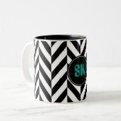 Personalisiertes Monogramm-schwarzes u. weißes Zweifarbige Tasse (Vorderseite Links)