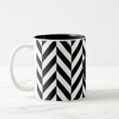 Personalisiertes Monogramm-schwarzes u. weißes Zweifarbige Tasse (Links)