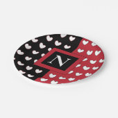 Personalisiertes Monogramm Schwarzes Weiß Herz Pappteller (Schrägansicht)