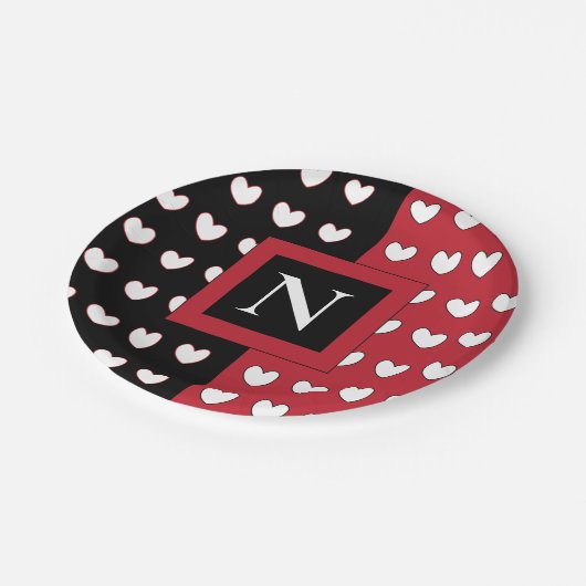 Personalisiertes Monogramm Schwarzes Weiß Herz Pappteller (Schrägansicht)