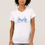 Personalisiertes Monogramm Shirt | Marineblau<br><div class="desc">Personalisierte Monogramm-Bräute für Shirts | blau und weiß. Mit Monogramm T-Shirts mit individuelle Name in elegantem Skripttext. Personalisieren Sie für Brautmädchen,  Blume,  Trauzeugin,  Ehrenmatron,  Brautmutter etc. Niedliche Idee für Hochzeitsfeier,  Brautparty und Junggeselinnen-Abschied.</div>