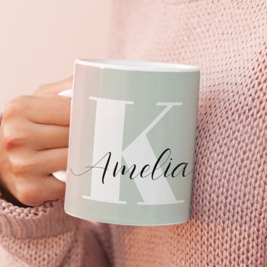 Personalisiertes Monogramm-Skriptformat Grün Kaffeetasse