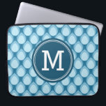 Personalisiertes Monogramm Teadrop Muster-Blau Laptopschutzhülle<br><div class="desc">Diese stilvolle Laptophülse kennzeichnet ein einzigartiges Teardropmuster in den Schatten des Blaus. Personifizieren Sie sie, indem Sie den Placeholdertext ersetzen. Für mehr Wahlen wie, den Schriftart und ihn ist zu ändern das Größenklicken "besonders anfertigen es" Knopf. *Please Anmerkung, die das Zazzle Wasserzeichen, das in der Summenvorbetrachtung erscheint, NICHT auf dem...</div>