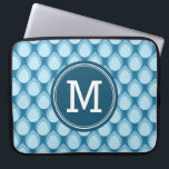 Personalisiertes Monogramm Teadrop Muster-Blau Laptopschutzhülle<br><div class="desc">Diese stilvolle Laptophülse kennzeichnet ein einzigartiges Teardropmuster in den Schatten des Blaus. Personifizieren Sie sie, indem Sie den Placeholdertext ersetzen. Für mehr Wahlen wie, den Schriftart und ihn ist zu ändern das Größenklicken "besonders anfertigen es" Knopf. *Please Anmerkung, die das Zazzle Wasserzeichen, das in der Summenvorbetrachtung erscheint, NICHT auf dem...</div>