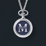 Personalisiertes Monogramm und Name Armbanduhr<br><div class="desc">Personalisierte Monogramm- und Namensgeschenke mit personalisiertem,  weißem Monogramm im klassischen Serif-Schriftart-Stil mit einem Namenskasten in der Mitte des Monogramms auf marinebasischem Hintergrund.</div>
