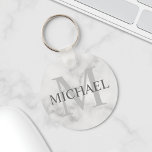 Personalisiertes Monogramm und Name aus hochwertig Schlüsselanhänger<br><div class="desc">Personalisierte Monogramm- und Namensgeschenke mit personalisiertem Namen in Grau und Monogramm,  hellgrau als Hintergrund,  im klassischen Serif-Schriftart,  auf weißem Marmorhintergrund. Perfekt als Feriengeschenk,  Familienfavoriten,  Dankeschön für Trauzeugen und Geschenk für alle besondere Anlässe.</div>
