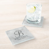 Personalisiertes Monogramm und Name Bridesmaid aus Glasuntersetzer (Schrägansicht)