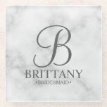 Personalisiertes Monogramm und Name Bridesmaid aus Glasuntersetzer<br><div class="desc">Moderne Personalisierte Bridesmaid-Geschenke mit personalisierten Monogrammen im eleganten Script-Schriftart-Stil mit Name und Titel der Brautjungfrau im klassischen Serif-Schriftart-Stil auf weißem Marmor-Hintergrund. Auch perfekt für Trauzeugin,  Mutter der Braut und mehr.</div>