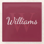 Personalisiertes Monogramm und Name Burgundy Red Glasuntersetzer<br><div class="desc">Personalisiertes Monogramm und Namensgeschenk enthält personalisierte Namen im Stil eines Schriftartes mit weißem Skript und Monogramm im hellbordeauxroten Serif-Schriftart-Stil als Hintergrund,  auf bordeauxrotem Hintergrund. Perfekt als Urlaubsgeschenk,  Vatertagsgeschenk,  Familiengeschenk,  Wiedersehen,  Dankeschön für Trauzeugen und Geschenk für alle besondere Anlässe.</div>