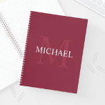Personalisiertes Monogramm und Name Burgundy Red Notizblock<br><div class="desc">Personalisiertes Monogramm und Namensgeschenk weist einen personalisierten Namen in Weiß und Monogramm in hellbordeauxrot als Hintergrund auf,  im klassischen Serif-Schriftart,  auf bordeauxrotem Hintergrund. Perfekt als Feriengeschenk,  Vatertagsgeschenk für Papa und Geschenk für alle besondere Anlässe.</div>