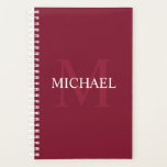 Personalisiertes Monogramm und Name Burgundy Red Planer<br><div class="desc">Personalisiertes Monogramm und Namensgeschenk weist einen personalisierten Namen in Weiß und Monogramm in hellbordeauxrot als Hintergrund auf,  im klassischen Serif-Schriftart,  auf bordeauxrotem Hintergrund. Perfekt als Feriengeschenk,  Vatertagsgeschenk für Papa und Geschenk für alle besondere Anlässe.</div>
