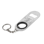 Personalisiertes Monogramm und Name des Trauzeugen Mini Flaschenöffner (Vorderseite Schrägansicht)