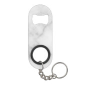 Personalisiertes Monogramm und Name des Trauzeugen Mini Flaschenöffner (Rückseite)