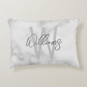 Personalisiertes Monogramm und Name für das weiße  Dekokissen