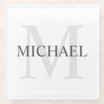 Personalisiertes Monogramm und Name Glasuntersetzer<br><div class="desc">Personalisierte Monogramm- und Namensgeber weist personalisierten Namen in Grau und Monogramm in hellgrau als Hintergrund auf,  im klassischen Serifenstil,  auf weißem Hintergrund.

Perfekt als Urlaubsgeschenk,  Vatertagsgeschenk,  vielen Dank für Trauzeuge und Geschenk für alle besondere Anlässe.</div>