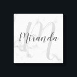Personalisiertes Monogramm und Name-Marmor Leinwanddruck<br><div class="desc">Personalisiertes Monogramm und Familiennamensgeschenk mit Namen in grauem,  modernem Schriftart und Monogramm im hellgrauen,  modernen Script-Schriftart-Stil als Hintergrund auf weißem Marmorhintergrund.</div>