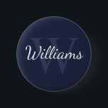 Personalisiertes Monogramm und Name Navy Blue Button<br><div class="desc">Personalisierte Monogram und Name Gift sind mit personalisierten Namen im Stil eines Schriftartes mit weißem Skript und Monogramm in hellblau serif Schriftart als Hintergrund auf marineblau Hintergrund ausgestattet. Perfekt als Feriengeschenk,  Familienfavoriten,  Dankeschön für Trauzeugen und Geschenk für alle besondere Anlässe.</div>