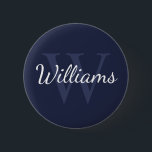 Personalisiertes Monogramm und Name Navy Blue Button<br><div class="desc">Personalisierte Monogram und Name Gift sind mit personalisierten Namen im Stil eines Schriftartes mit weißem Skript und Monogramm in hellblau serif Schriftart als Hintergrund auf marineblau Hintergrund ausgestattet. Perfekt als Feriengeschenk,  Familienfavoriten,  Dankeschön für Trauzeugen und Geschenk für alle besondere Anlässe.</div>