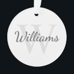 Personalisiertes Monogramm und Name Ornament<br><div class="desc">Personalisiertes Monogramm und Namensgeschenk enthält personalisierte Namen im Stil eines Schriftartes mit grauem Skript und Monogramm im hellgrauen Serif-Schriftart-Stil als Hintergrund,  auf weißem Hintergrund. Ideal für Ferien,  Wiedersehen und besondere Anlässe.</div>