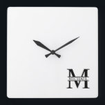 Personalisiertes Monogramm und Name Quadratische Wanduhr<br><div class="desc">Personalisiertes Monogramm und Namensschild mit personalisierten Monogramm im klassischen Serif-Schriftart-Stil mit Namenskasten in der Mitte des Monogramms.

Perfekt als Wohngestaltungen,  Hauswärme Geschenke,  Feriengeschenke für Familien,  Neuvermählte und mehr.</div>