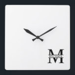 Personalisiertes Monogramm und Name Quadratische Wanduhr<br><div class="desc">Personalisiertes Monogramm und Namensschild mit personalisierten Monogramm im klassischen Serif-Schriftart-Stil mit Namenskasten in der Mitte des Monogramms.
Perfekt als Wohngestaltungen, Hauswärme Geschenke, Feriengeschenke für Familien, Neuvermählte und mehr.</div>