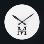 Personalisiertes Monogramm und Name Runde Wanduhr<br><div class="desc">Personalisiertes Monogramm und Namensschild mit personalisierten Monogramm im klassischen Serif-Schriftart-Stil mit Namenskasten in der Mitte des Monogramms.

Perfekt als Wohngestaltungen,  Hauswärme Geschenke,  Feriengeschenke für Familien,  Neuvermählte und mehr.</div>