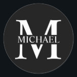 Personalisiertes Monogramm und Name Runder Aufkleber<br><div class="desc">Personalisierte Monogramm- und Namensgeschenke mit personalisiert-weißem Monogramm im klassischen Serif-Schriftart-Stil mit einem Namenskasten in der Mitte des Monogramms auf schwarzem Hintergrund.</div>