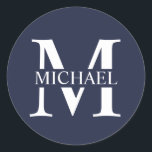 Personalisiertes Monogramm und Name Runder Aufkleber<br><div class="desc">Personalisierte Monogramm- und Namensgeschenke mit personalisiertem,  weißem Monogramm im klassischen Serif-Schriftart-Stil mit einem Namenskasten in der Mitte des Monogramms auf marinebasischem Hintergrund.</div>