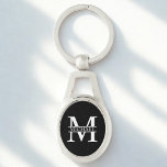 Personalisiertes Monogramm und Name Schlüsselanhänger<br><div class="desc">Personalisierte Monogramm- und Namensgeschenke mit personalisierter Monogramm und Namen im klassischen Serif-Schriftart-Stil. Perfekt als väterliche Tagesgeschenke für Papa,  Geschenke für Großvater,  Ehemann,  Bräutigam,  Trauzeuge,  Trauzeuge und mehr.</div>
