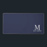Personalisiertes Monogramm und Name Schreibtischunterlage<br><div class="desc">Personalisierte Monogram und Name Gift sind mit personalisierter Monogramm und Namen im klassischen Serif-Schriftart-Stil auf marineblau Hintergrund ausgestattet.</div>