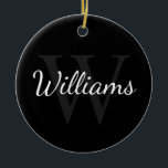 Personalisiertes Monogramm und Name Schwarz Keramik Ornament<br><div class="desc">Personalisiertes Monogramm und Namensgeschenk enthält personalisierte Namen im Stil eines Schriftartes mit weißem Skript und Monogramm im Stil eines grauen Serif-Schriftartes als Hintergrund,  auf schwarzem Hintergrund. Ideal für Ferien,  Wiedersehen und besondere Anlässe.</div>