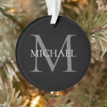 Personalisiertes Monogramm und Name Schwarz Ornament<br><div class="desc">Personalisierte Elegante Monogramm- und Namensgeschenke mit personalisierten Monogramm im klassischen Serif-Schriftart-Stil mit Namensbox in der Mitte des Monogramms.</div>