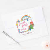 Personalisiertes Monogramm und Name Vierte Klasse Quadratischer Aufkleber (Umschlag)