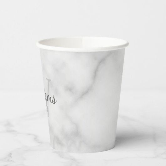 Personalisiertes Monogramm und weißer Marmor Pappbecher (Links)