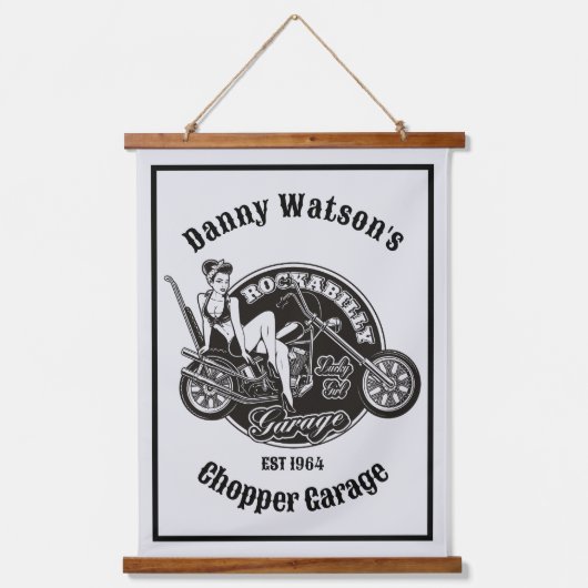 Personalisiertes Motorrad Babe Chopper Garage Wandteppich Mit Holzrahmen (Vorderseite)
