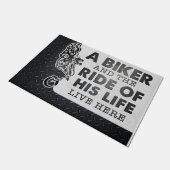 Personalisiertes Motorrad lebt hier, Biker Custom Fußmatte (Schrägansicht)