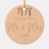 Personalisiertes Mr. & Mrs. First Christmas Foto Keramik Ornament (Vorne)
