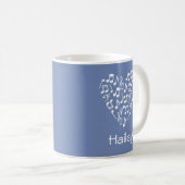 Personalisiertes Musikherz (blau mit weißen Noten) Kaffeetasse (VorderseiteRechts)