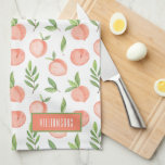 Personalisiertes Muster für die Aquarellfarben Geschirrtuch<br><div class="desc">Dieses Küchentuch hat einen eleganten Aquarellpfirsich und ein personalisiertes Grünmuster. Sie können dieses Design auch auf andere Produkte setzen!</div>
