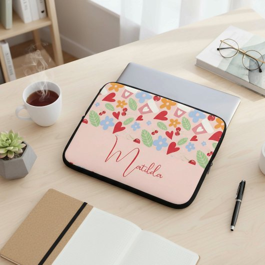 Personalisiertes Muster mit Herzen, Blumen, Kirsch Laptopschutzhülle
