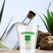 Personalisiertes Nachname St Patrick's Day Party Schnapsglas